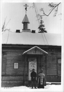 Протоиерей Василий Дмитренко и Валерий Авдёсов возле храма, 1996 г.